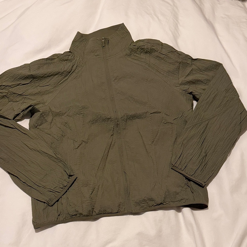 Lululemon women’s crinkle Olive Jacket size Small